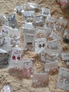 Earrings (4 pairs)