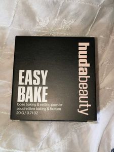 Huda Beauty Easy Bake Loose Powder