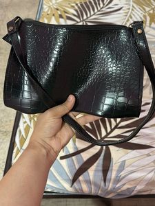 sling bag (black color)