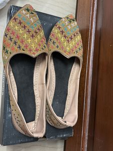 Embroidered Flat jutti / bellies