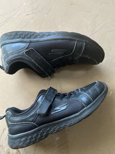 Classic Black Sneakers for Everyday Wear