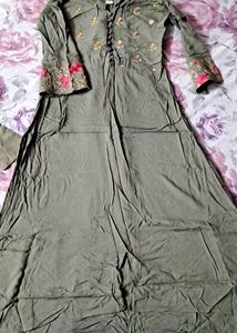 💚Elegant Kurta with Embroidery