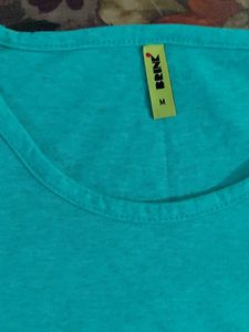 A turquoise/teal T-shirt