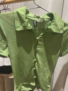 Striking green crop shirt top