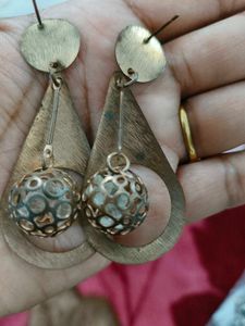 Earings With Crystal Ball And Two Nailpaints