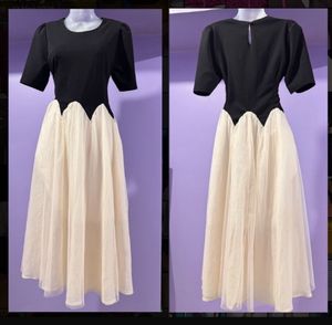 🖤🤍Chic Black & Cream Maxi Dress