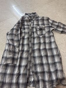 Long Sleeve Button-Up Shirt with pockets on