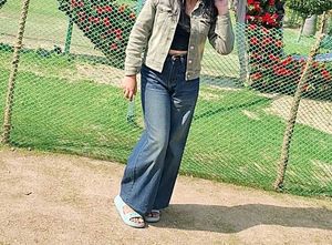 Vintage Wash Wide Leg Jeans Waist: 26