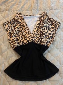 Chic Leopard Print V-Neck Top