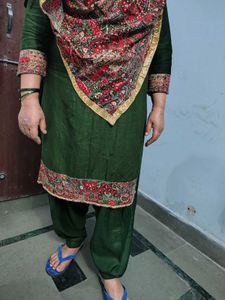 Elegant Emerald Green Kurta Set with Embroidered D