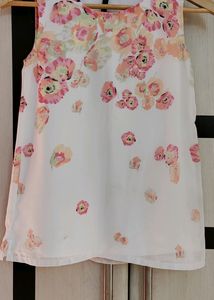 White Floral Sleevless Top By Hey