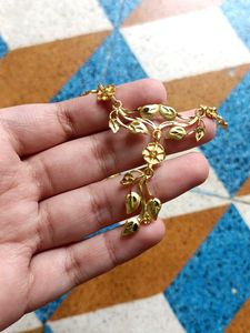 Exquisite Floral Gold-Tone Necklace