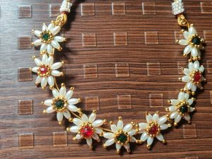 Elegant Floral Pearl Necklace