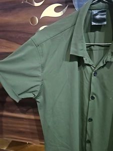 Green Half Sleeve Shirt In Good Condition