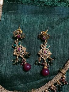 Exquisite Gold-Toned Necklace &amp; Earring Set