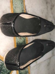 Stylish Black Juttis for Men