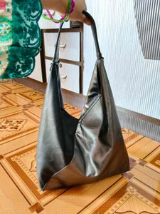 Chic Two-Tone Hobo Handbag