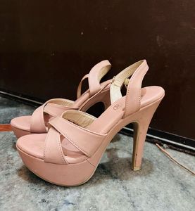 Chic Pinky-nude Platform Heels