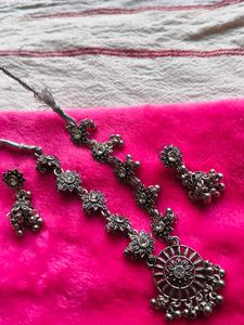 Silver Tone Floral Maang Tikka & Earrings Set