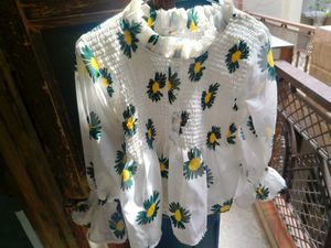 Cute Daisy Print Smocked Blouse