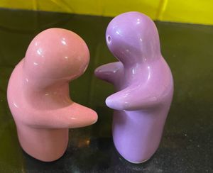 Salt And Pepper Shaker - Hugging Couple