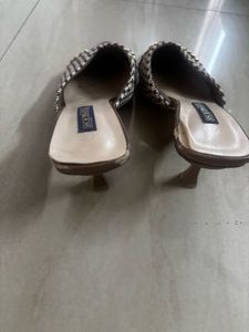 Chic Pointed Toe Heels with Chain Accent