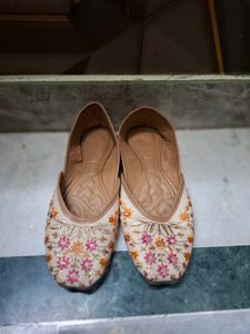 Embroidered Ethnic Juttis