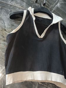 Black &amp; White Sleeveless Cropped Top🤍