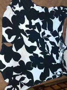 GIA TOP WITH BLACK ABSTRACT PRINT