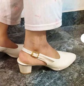👠 Women’s Cream Block Heel Pumps – Brand New
