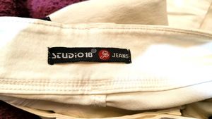WHITE SKIN- FIT JEANS