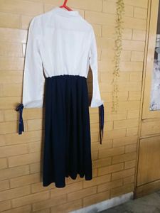 Chic Navy &amp; White Midi Dress