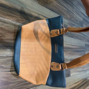 Stylish Two-Tone Shoulder Bag with Pouch