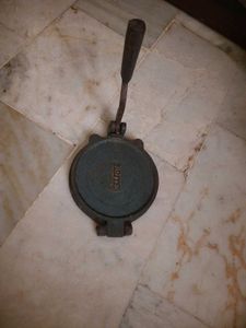 Vintage Cast Iron Manual Press – Roti/Puri Maker