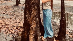 wide leg blue jeans