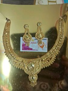 Exquisite Gold Necklace and Earring Set