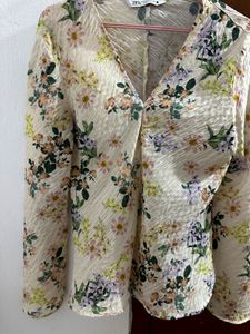 Chic Floral Print Blouse 💛