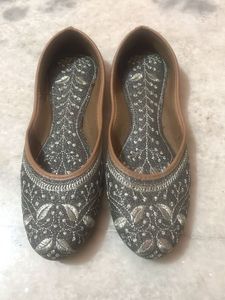 Embroidered Ethnic Juttis