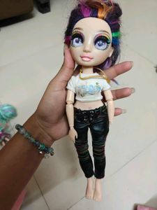 Rainbow High Doll one hand missing