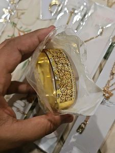 Elegant Gold Floral Bangle Bracelet