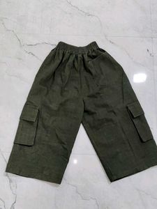 Olive Green Cargo Capris. .5 pockets