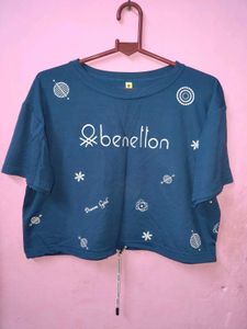 🎀200rs SALE🎀Benetton Cropped Graphic Tee