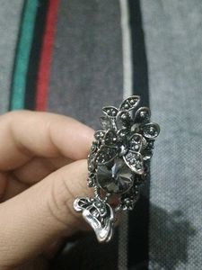 Vintage-Style Floral Cocktail Ring