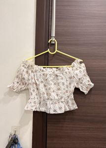 Chic Off-Shoulder Floral Crop Top