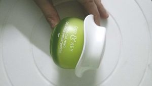 Dot &amp; Key Cica Calming Oil-Free Moisturizer