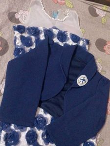 This elegant navy blue and white body dress featur
