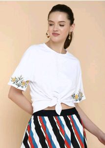 🪡🧵White Floral Embroidered Top