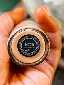 MAC Studio Fix Fluid Foundation NC20