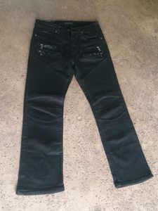 zipper  jeans.