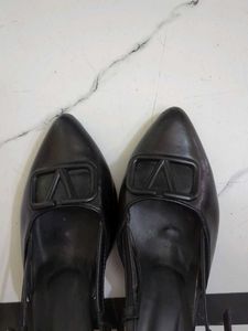 Black "V for Valentino" kitten Heels 👠🖤